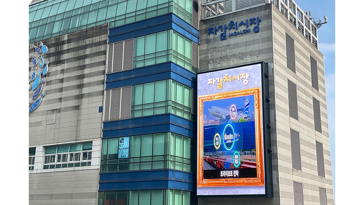 釜山チャガルチ市場、KSYS製の大型縦型LEDディスプレイを導入